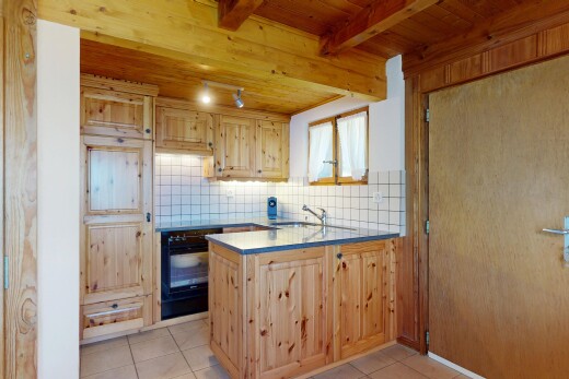cuisine avec dosseret, backsplash, armoires marron clair, light brown cabinets, et péninsule de cuisine