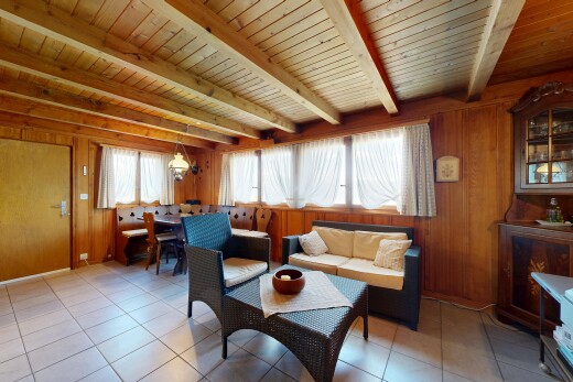 wohn- / esszimmer mit wood wall, holzwand, inside property, wood ceiling, und holzdecke