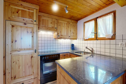 cuisine avec four, péninsule de cuisine, kitchen peninsula, armoires marron clair, et light brown cabinets