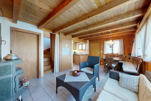 salon / salle à manger avec inside property, escaliers, plafond à poutres, beamed ceiling, et sol en carrelage