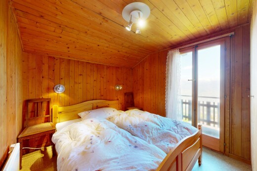 zimmer / schlafzimmer mit natural light, natürliches licht, wood wall, holzwand, und carpet