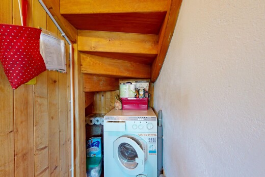 buanderie avec lave-linge et sèche-linge, buanderie, wood wall, et mur en bois