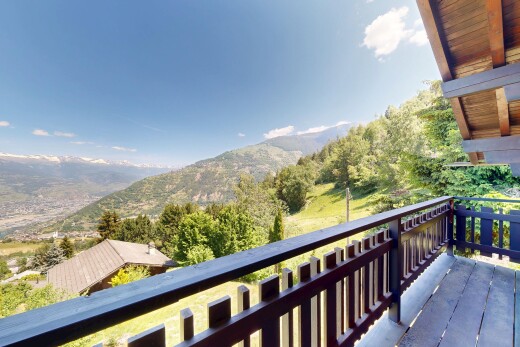 balcon avec from property, day time, mountain view, vue sur la montagne, et balcon