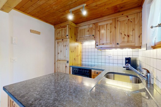 cuisine avec drywall, cloison sèche, raised cabinets, armoires élevées, et dark countertops