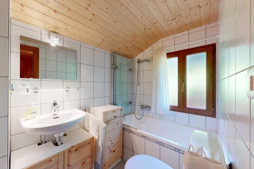 salle de bains avec miroir, salle de bain complète, mur en carrelage, tile wall, et douche-bain combinés