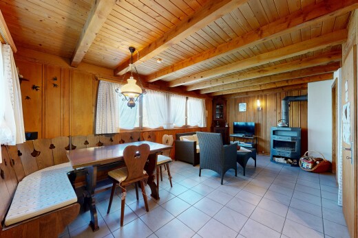 salle à manger avec mur en bois, wood wall, inside property, lumière naturelle, et natural light