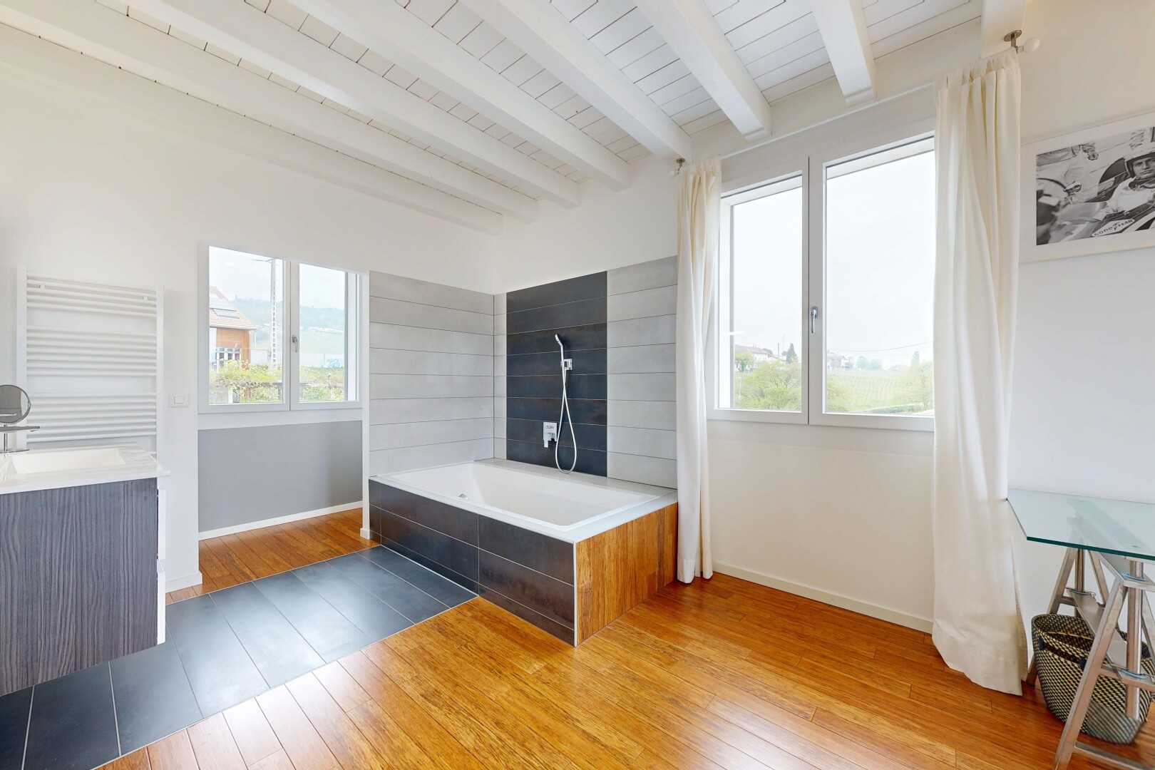 salle de bains avec salle de bain complète, lavabo (ou coiffeuse selon le contexte), wood finish floor, sol en finition bois, et drywall