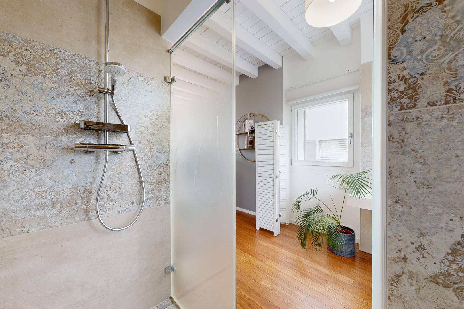 salle de bains avec beamed ceiling, plafond à poutres, douche, wood finish floor, et sol en finition bois