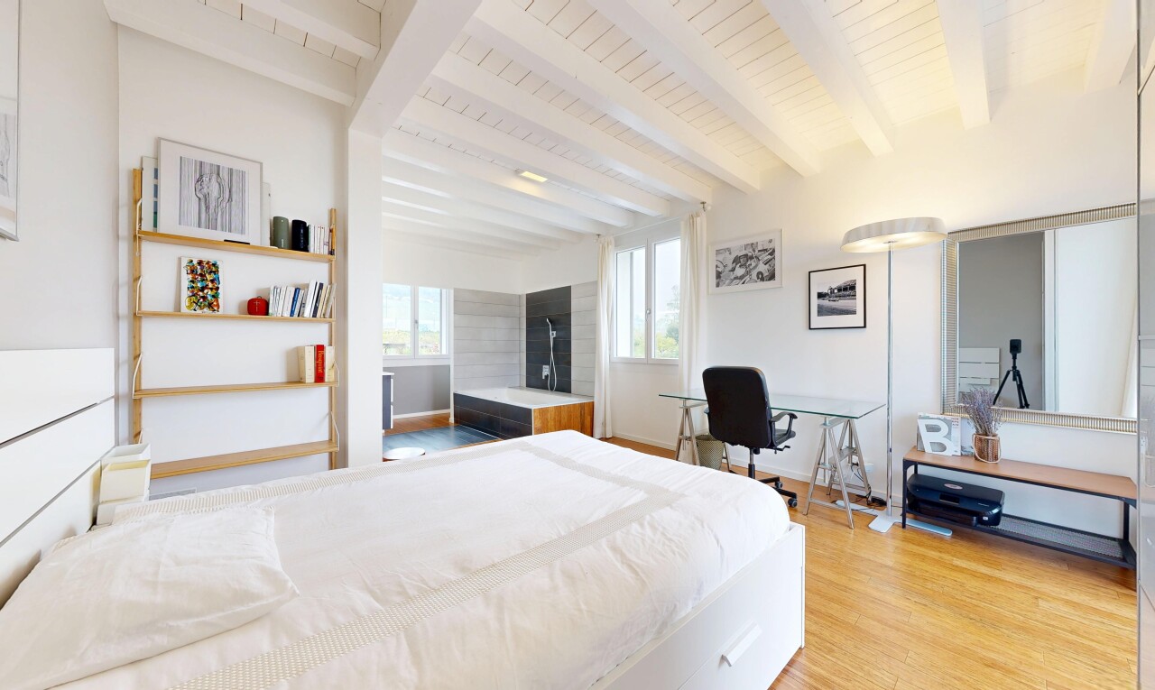 chambre avec sol en finition bois, wood finish floor, inside property, light floor, et lumière naturelle