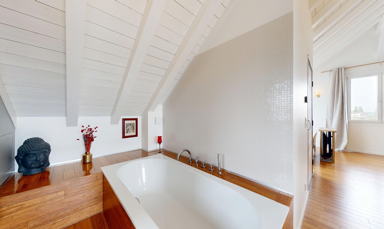 salle de bains avec bain, plafond à poutres, beamed ceiling, salle de bain complète, et inside property