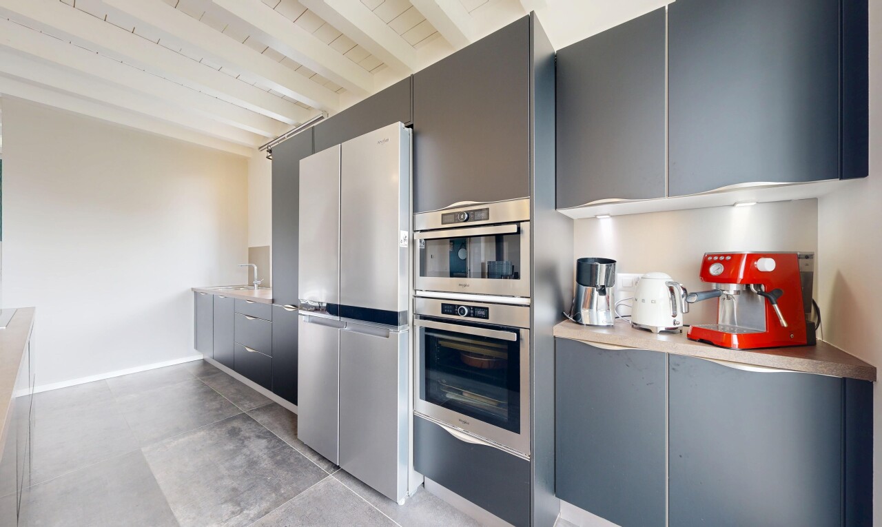 cuisine avec inside property, armoires à panneau plat, flat panel cabinets, armoires grises, et gray cabinets