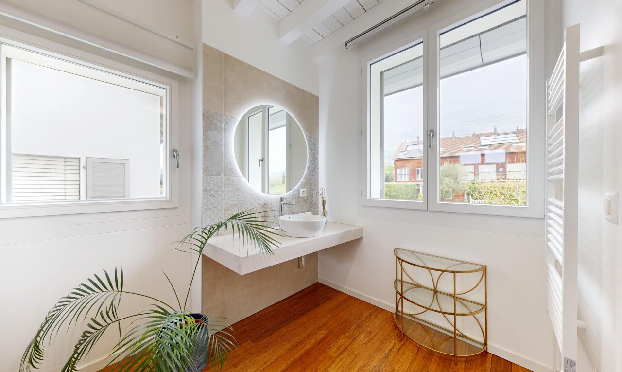 salle de bains avec miroir, lavabo (ou coiffeuse selon le contexte), radiateur, drywall, et cloison sèche