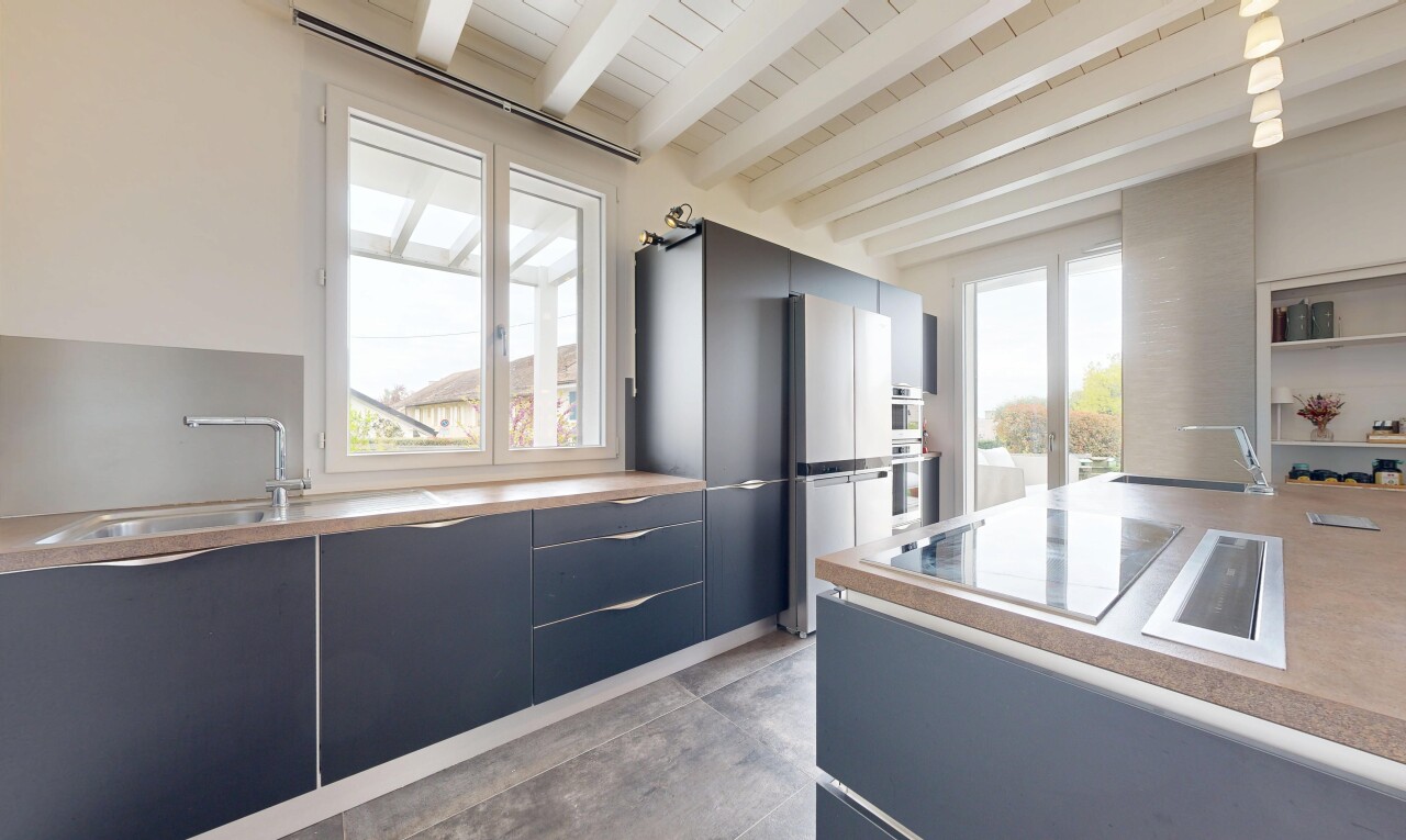 cuisine avec beamed ceiling, plafond à poutres, inside property, flat panel cabinets, et armoires à panneau plat