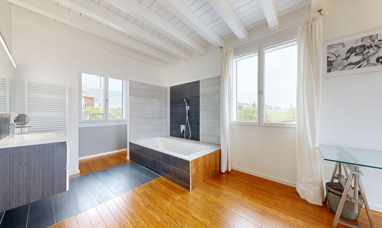 salle de bains avec salle de bain complète, lavabo (ou coiffeuse selon le contexte), wood finish floor, sol en finition bois, et drywall