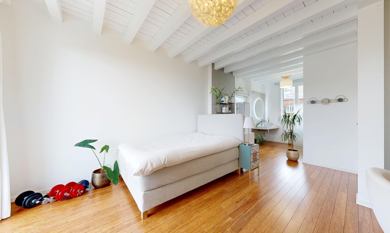 chambre avec inside property, natural light, lumière naturelle, wood finish floor, et sol en finition bois