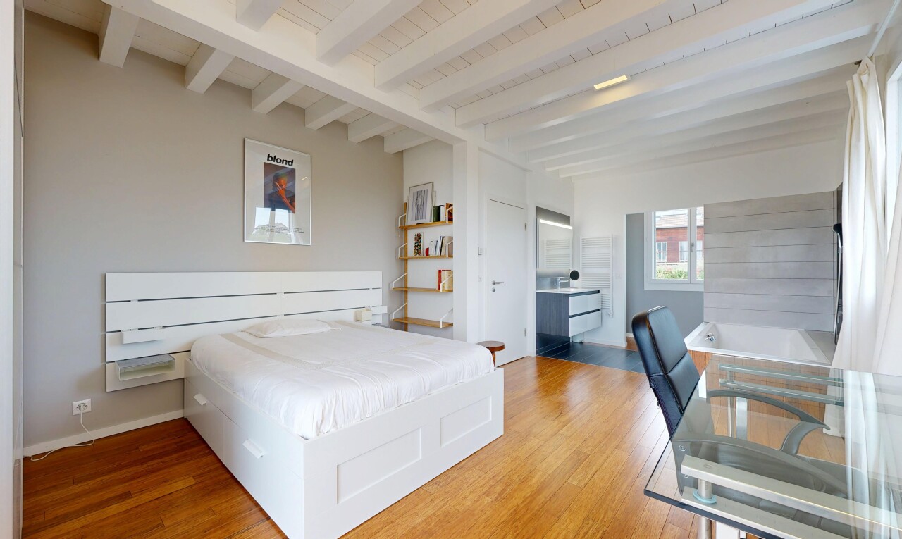 chambre avec inside property, natural light, lumière naturelle, wood finish floor, et sol en finition bois