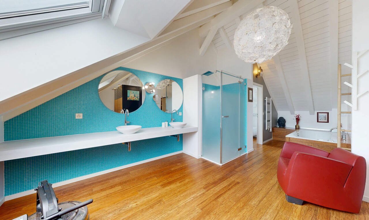 salle de bains avec beamed ceiling, plafond à poutres, vaulted ceiling, plafond voûté, et wood finish floor