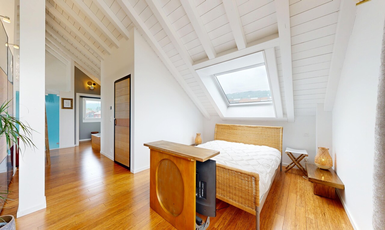 chambre avec puits de lumière, plafond à poutres, beamed ceiling, pièce supplémentaire, et sol en finition bois