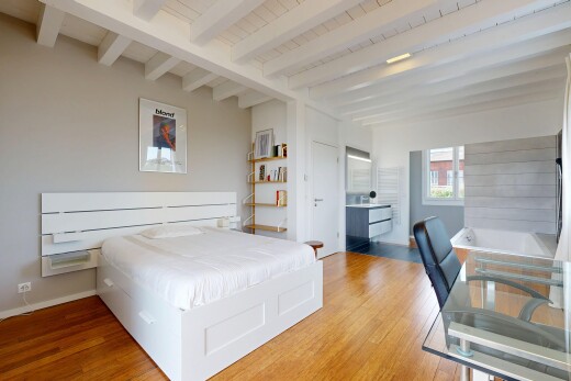 chambre avec inside property, natural light, lumière naturelle, wood finish floor, et sol en finition bois