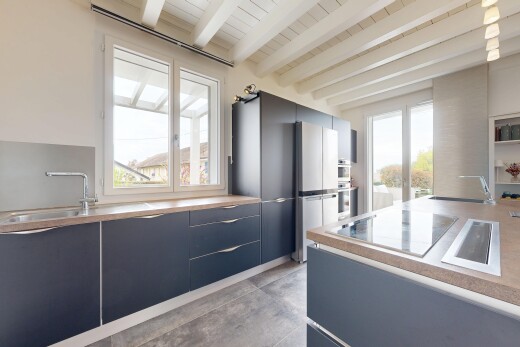 cuisine avec beamed ceiling, plafond à poutres, inside property, flat panel cabinets, et armoires à panneau plat