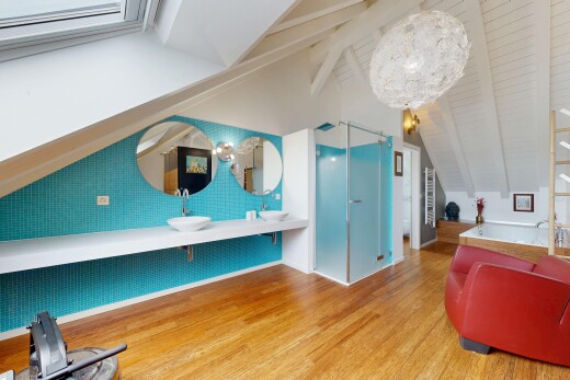 salle de bains avec beamed ceiling, plafond à poutres, vaulted ceiling, plafond voûté, et wood finish floor