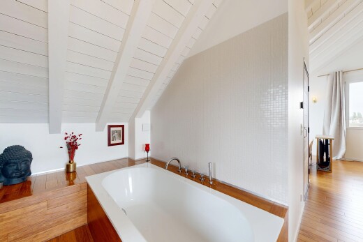 salle de bains avec bain, plafond à poutres, beamed ceiling, salle de bain complète, et inside property