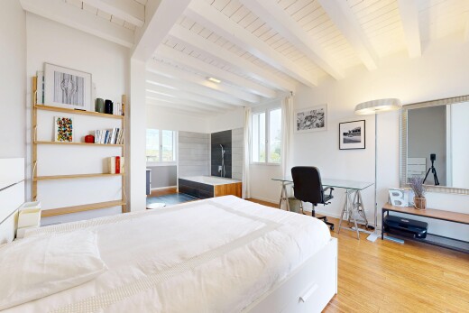 chambre avec sol en finition bois, wood finish floor, inside property, light floor, et lumière naturelle