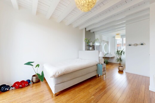chambre avec inside property, natural light, lumière naturelle, wood finish floor, et sol en finition bois