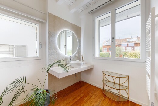 salle de bains avec miroir, lavabo (ou coiffeuse selon le contexte), radiateur, drywall, et cloison sèche