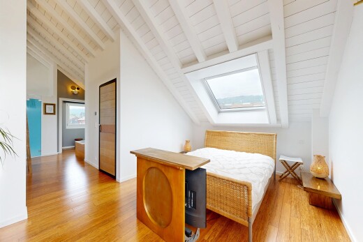 chambre avec puits de lumière, plafond à poutres, beamed ceiling, pièce supplémentaire, et sol en finition bois