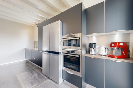 cuisine avec inside property, armoires à panneau plat, flat panel cabinets, armoires grises, et gray cabinets
