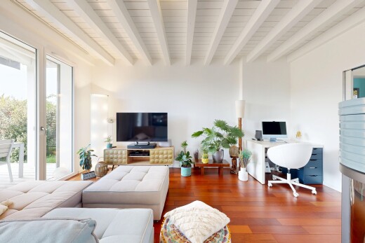 salon avec natural light, lumière naturelle, télévision, inside property, et espace bureau
