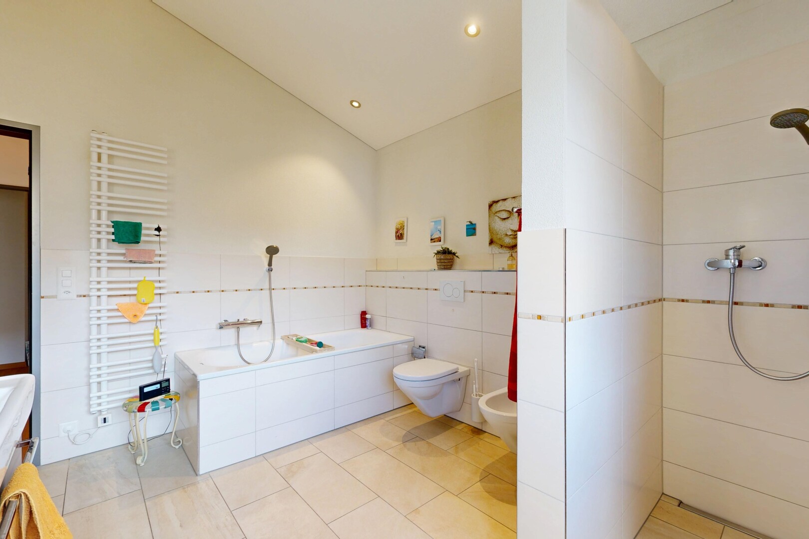 salle de bains avec salle de bain complète, chauffe-serviettes, radiateur, douche, et vaulted ceiling