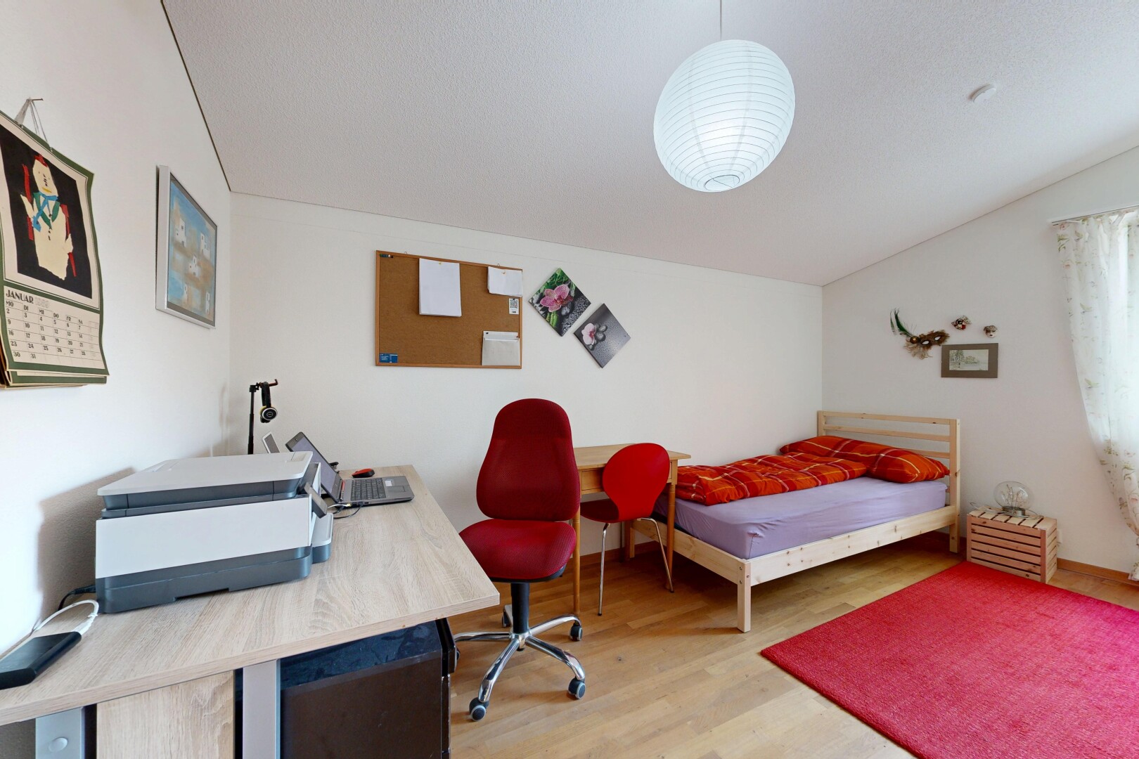 chambre avec vaulted ceiling, plafond voûté, wood finish floor, sol en finition bois, et drywall