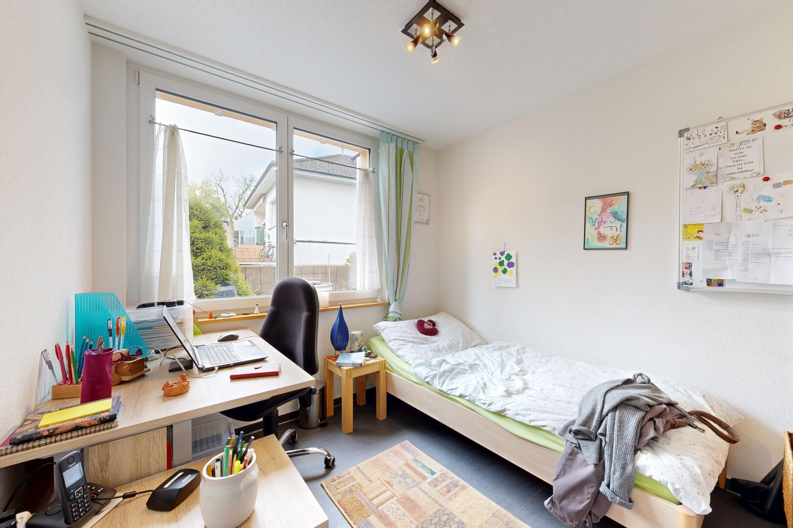 chambre avec espace bureau, drywall, cloison sèche, inside property, et natural light