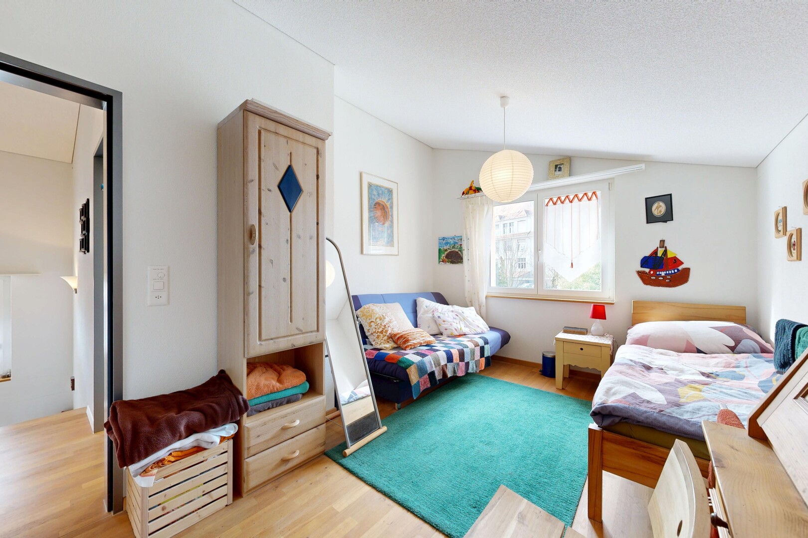 chambre avec inside property, sol en finition bois, wood finish floor, cloison sèche, et drywall