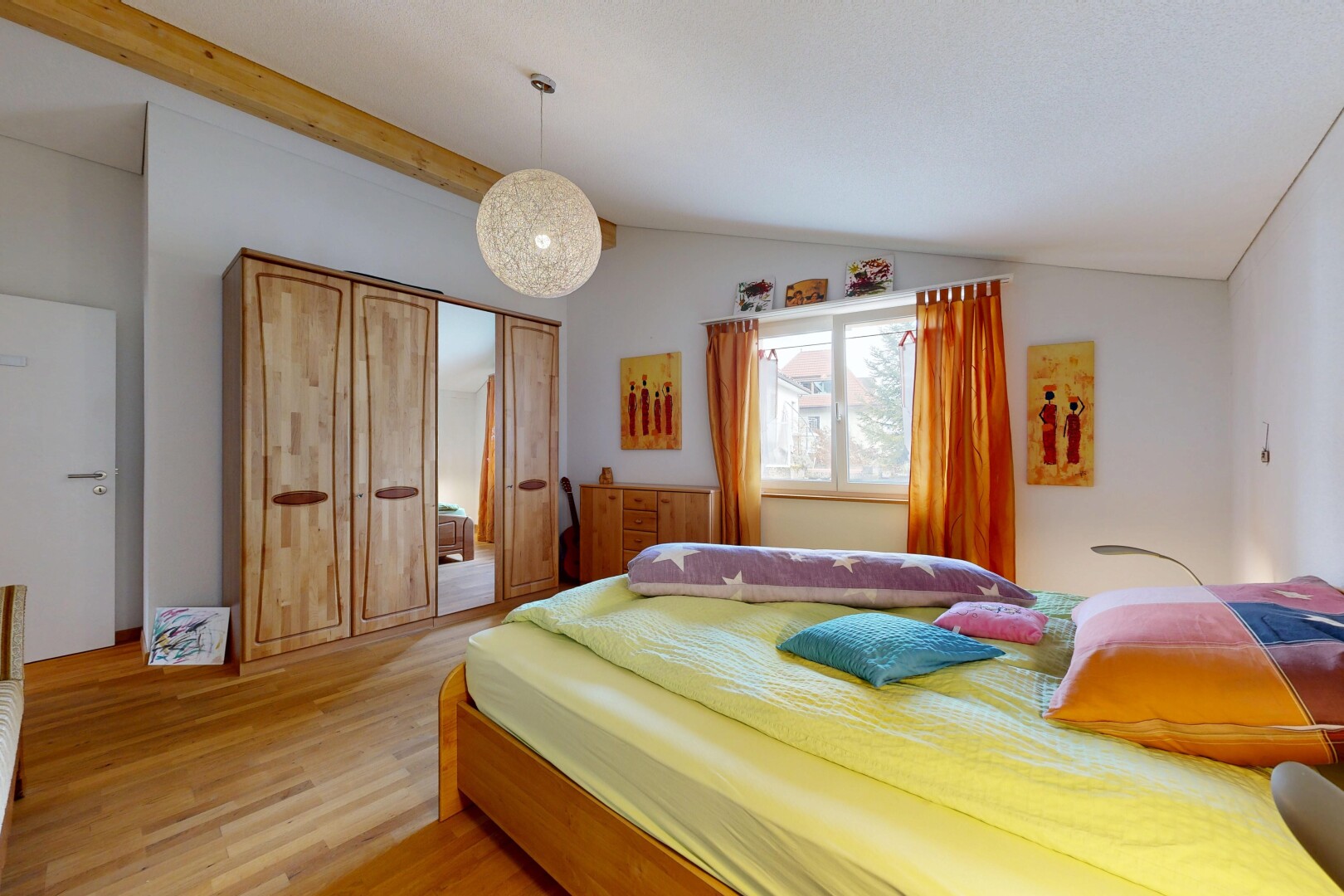 chambre avec drywall, cloison sèche, wood finish floor, sol en finition bois, et natural light