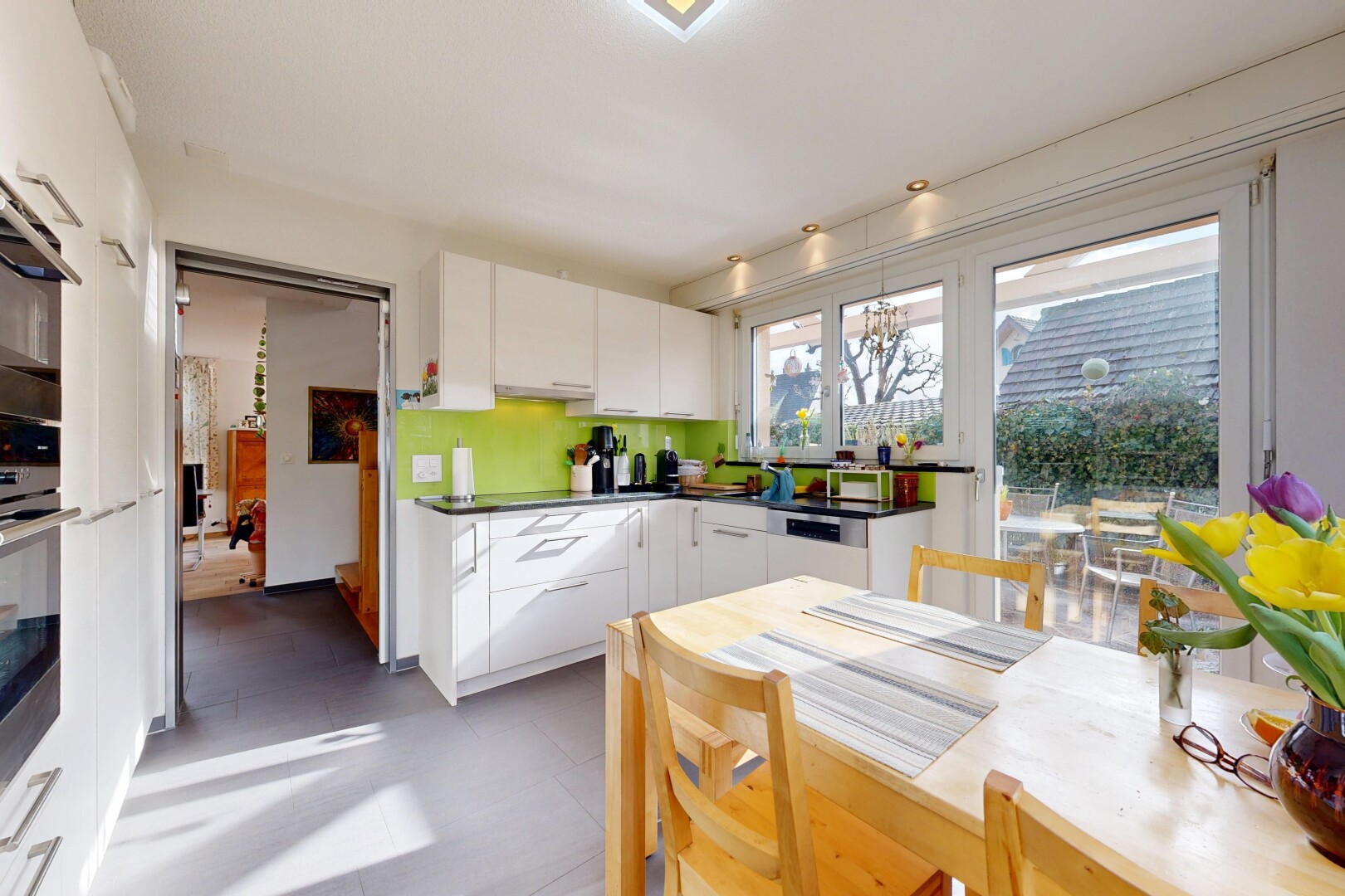 cuisine avec white cabinets, armoires blanches, natural light, lumière naturelle, et inside property
