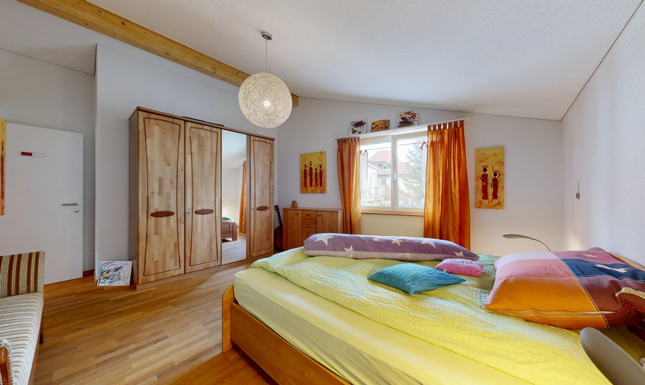 chambre avec drywall, cloison sèche, wood finish floor, sol en finition bois, et natural light