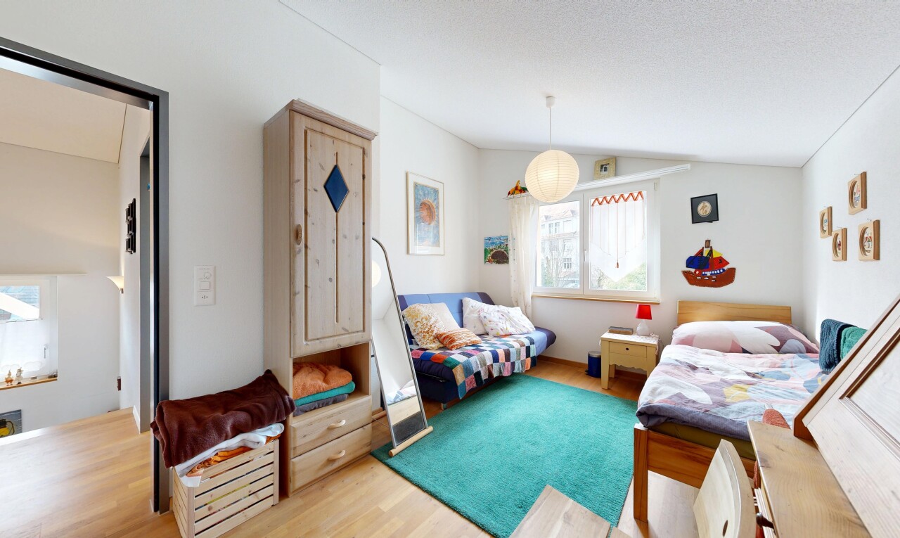 chambre avec inside property, sol en finition bois, wood finish floor, cloison sèche, et drywall