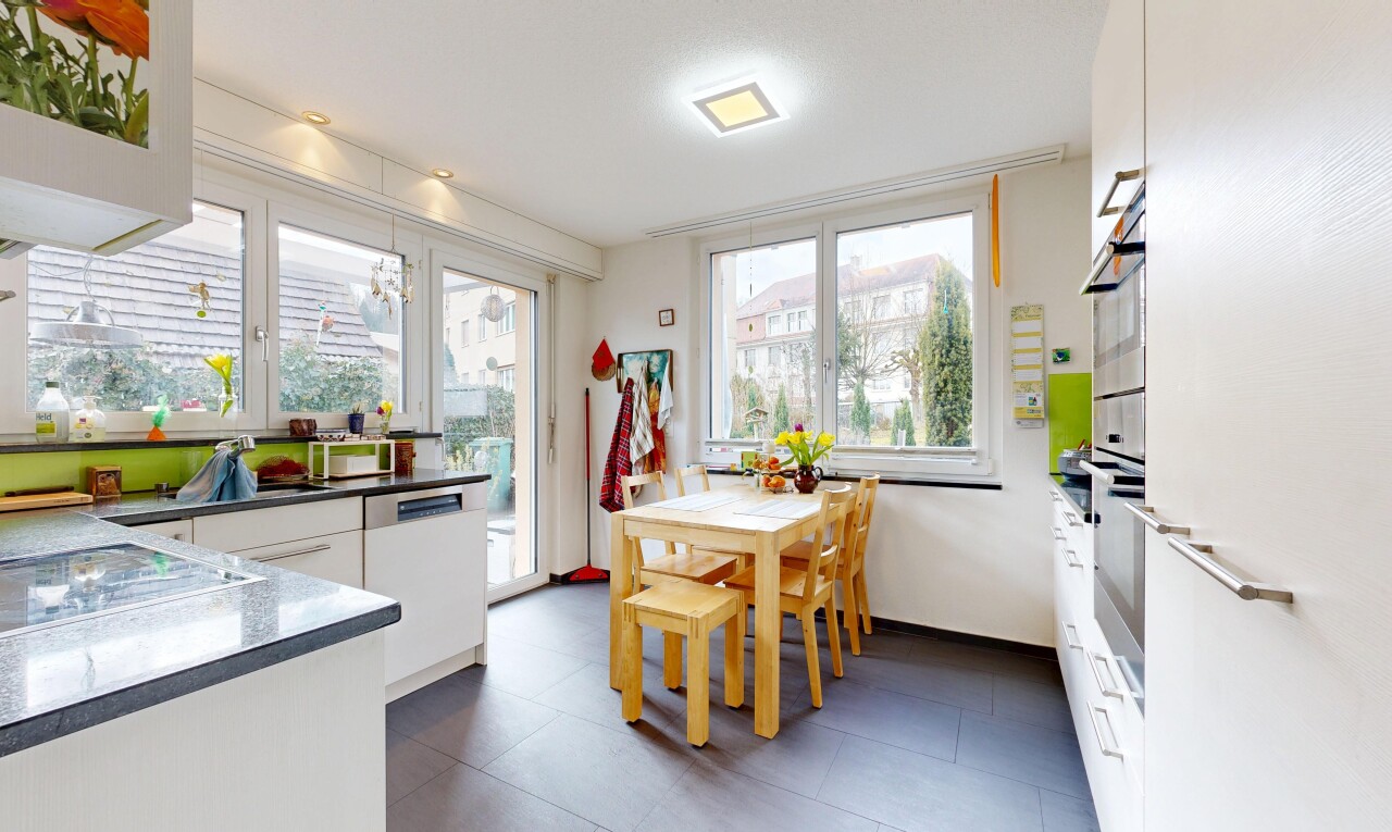 cuisine avec dark floor, white cabinets, armoires blanches, inside property, et natural light