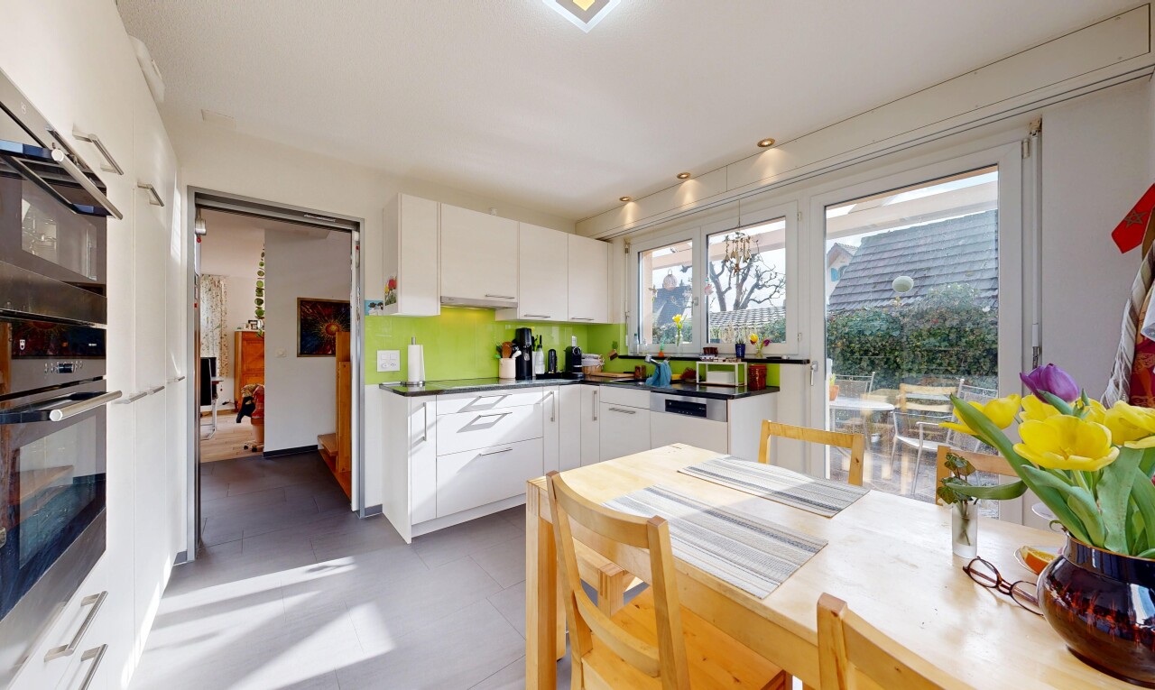 cuisine avec white cabinets, armoires blanches, natural light, lumière naturelle, et inside property