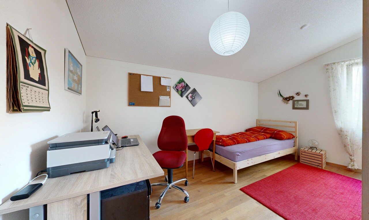 chambre avec vaulted ceiling, plafond voûté, wood finish floor, sol en finition bois, et drywall