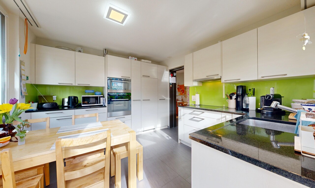cuisine avec dark countertops, inside property, armoires blanches, white cabinets, et four double