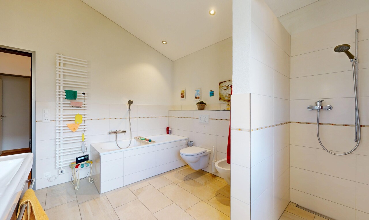 salle de bains avec salle de bain complète, chauffe-serviettes, radiateur, douche, et vaulted ceiling