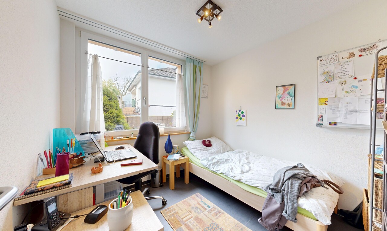 chambre avec espace bureau, drywall, cloison sèche, inside property, et natural light
