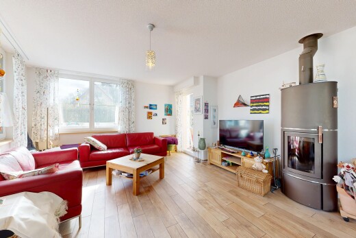 wohnzimmer mit fernseher, holzfußboden, wood finish floor, inside property, und gipskartonwand