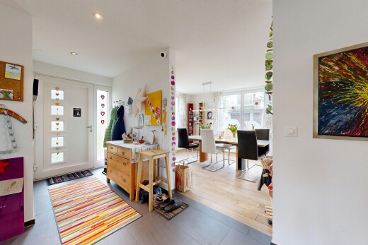 wohnzimmer mit drywall, gipskartonwand, inside property, natural light, und natürliches licht