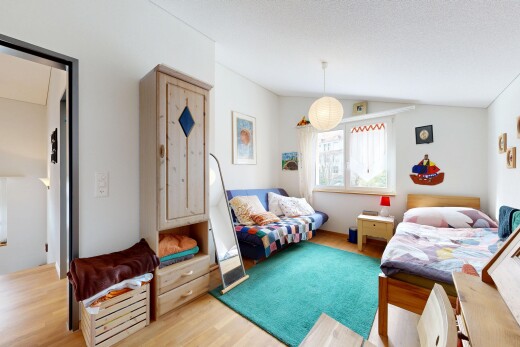 zimmer / schlafzimmer mit inside property, holzfußboden, wood finish floor, gipskartonwand, und drywall