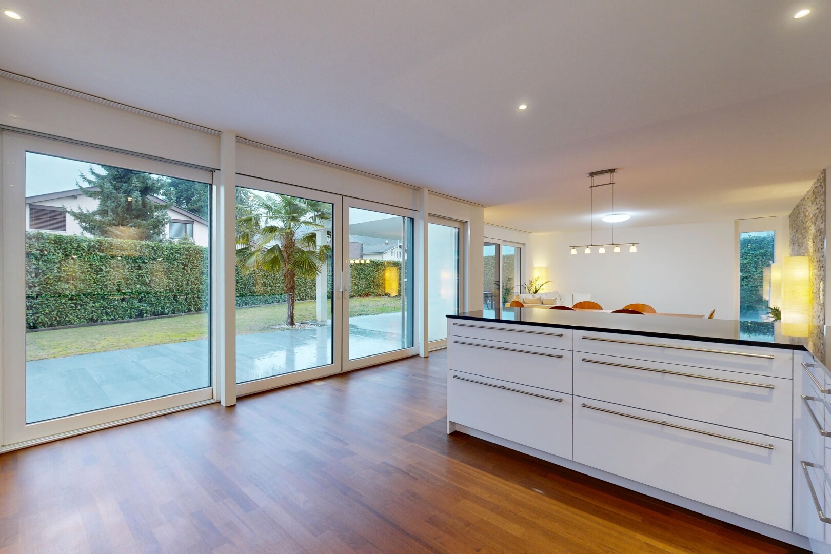 cuisine avec dark countertops, armoires blanches, white cabinets, péninsule de cuisine, et kitchen peninsula